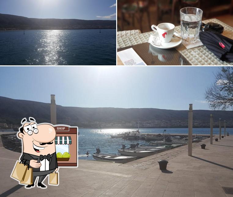 Dai un’occhiata alla immagine che presenta la esterno e interni di Cafe Caffetteria