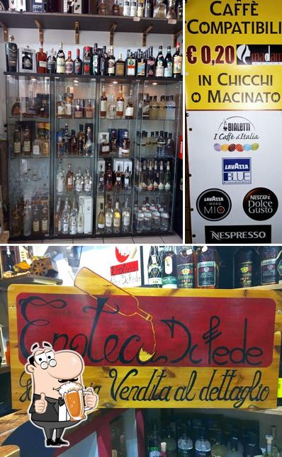 Puoi ordinare un rinfrescante bicchiere di birra chiara o scura