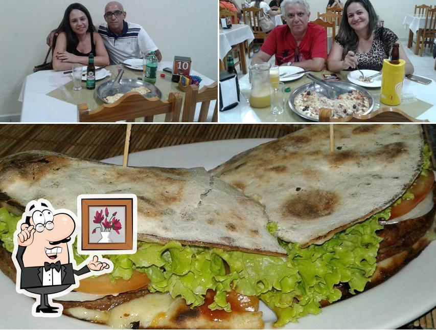 Dê uma olhada a imagem ilustrando interior e sanduíche a Fornalha Pizzaria