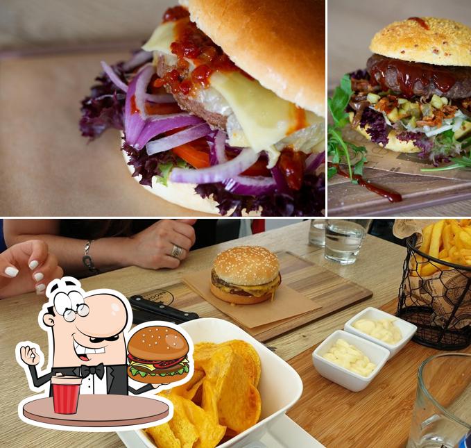 Commandez un hamburger à Eetcafé Giethoorn - Burgers & Grill - Indoor Playground - SUP/Kano Rental