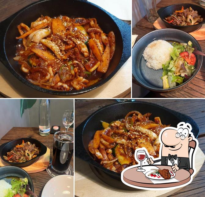 Für Dich (Korean Soul Food) sert des repas à base de viande