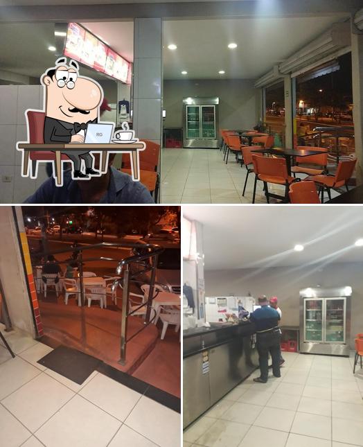 Sente em uma das mesas no Mano'S Burguer Grill