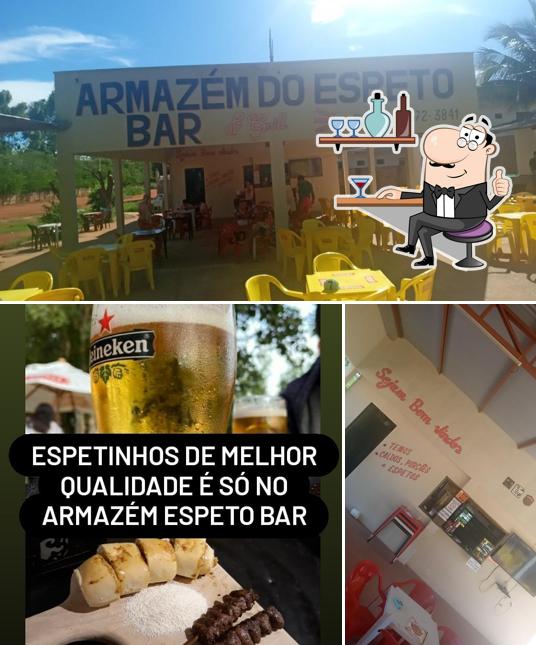 Entre diversos coisas, interior e comida podem ser encontrados no Armazém dos Espetos Bar Grill