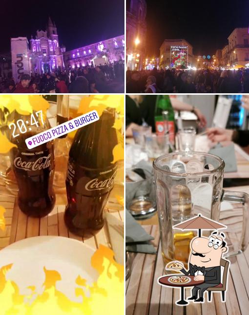 Tra le diverse cose da Fuoco pizza e burger si possono trovare la esterno e bevanda