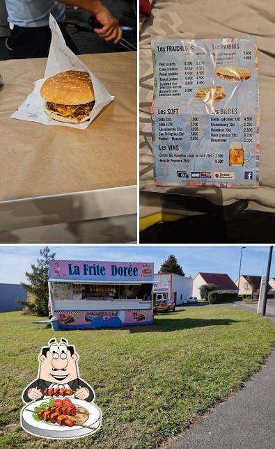 Parmi les différentes choses de la nourriture et la extérieur, une personne peut trouver sur La frite dorée Abbeville