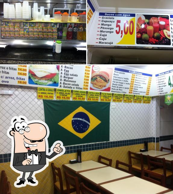 A imagem da interior e bebida no Califórnia Sucos, Lanches e Restaurante