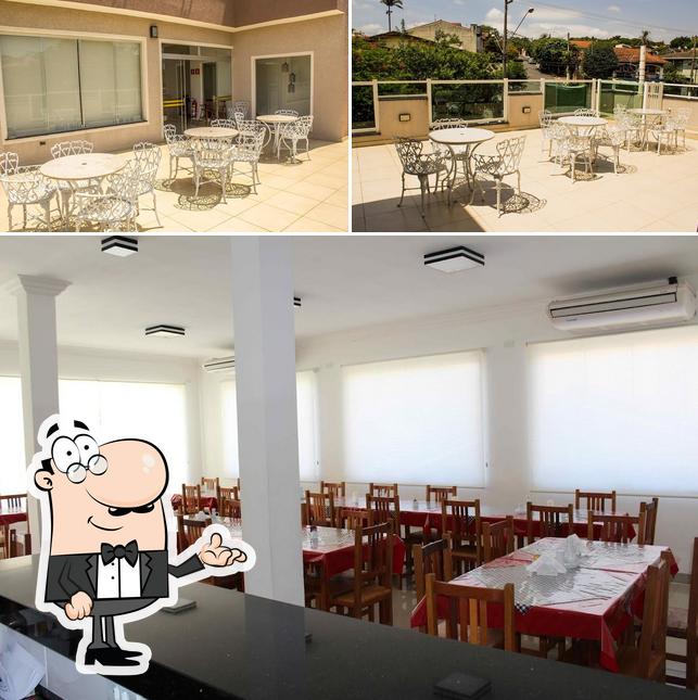Sente em uma das mesas no Bella Pizza