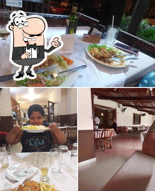 A imagem da interior e comida a Restaurante Caçula