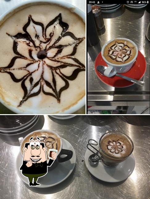 Goditi un drink a CAFFETTERIA DEL PORTONE VERGNANO