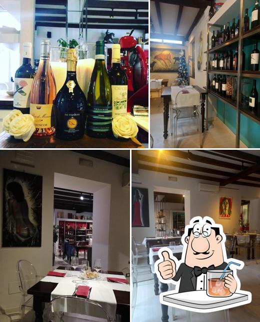 La foto di bevanda e tavolo da pranzo da Vineria Fuori Uso