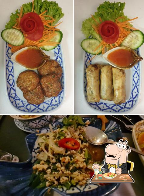 Food at Thai Restaurant Suwanmanee