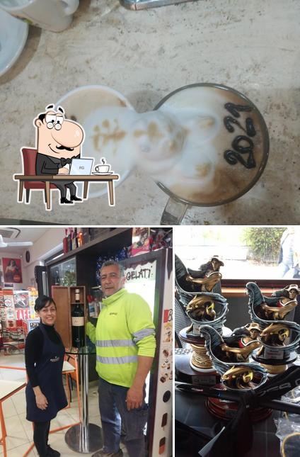 Questa è la foto che mostra la interni e bevanda di Risto Bar "53"