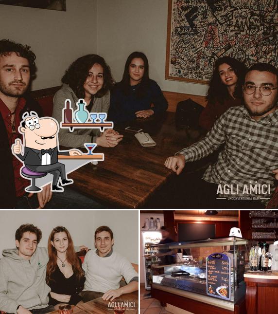 Dai un'occhiata agli interni di Agli Amici