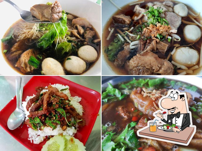 Pee Nok Noodles, Stewed Beef, Stewed Pork ก๋วยเตี๋ยวพี่โหนก เนื้อตุ๋น