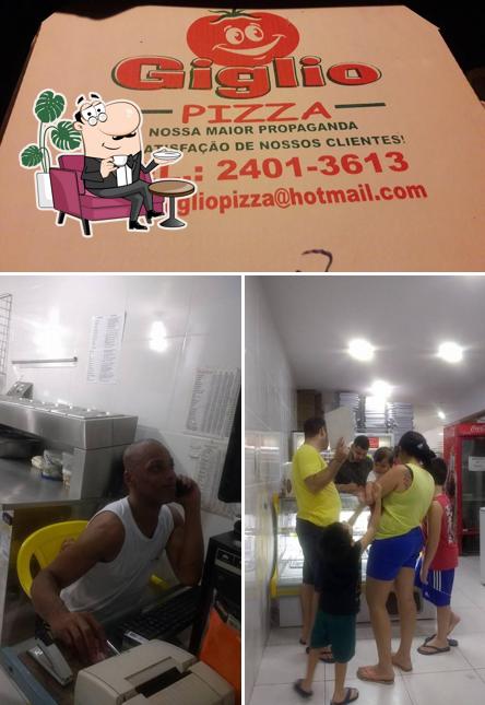 Sente em uma das mesas no Giglio Pizza
