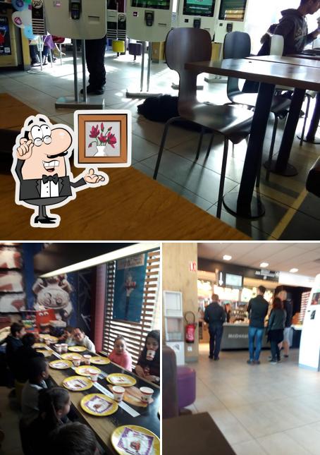 Jetez un coup d’oeil à l’image affichant la intérieur et table à manger concernant McDonald's