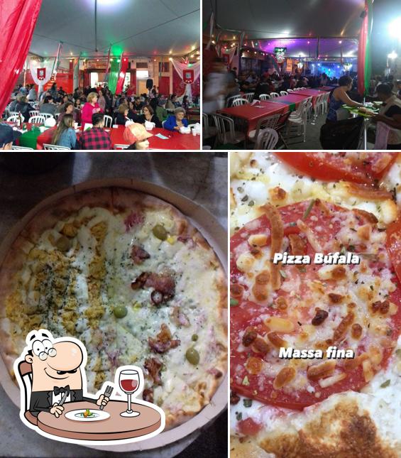 Entre diferentes coisas, comida e interior podem ser encontrados no Pizzaria di Primo