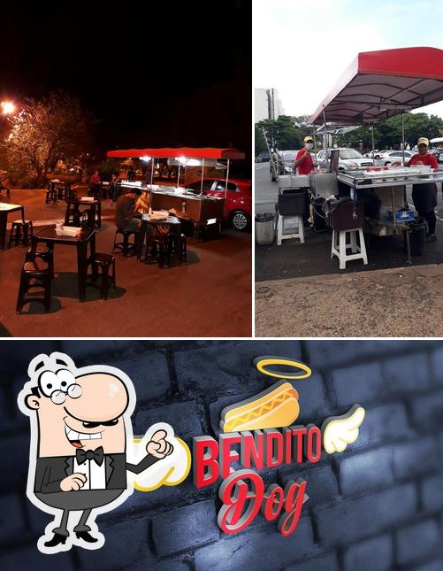 Confira a foto apresentando interior e comida no Bendito Dog 309 Norte