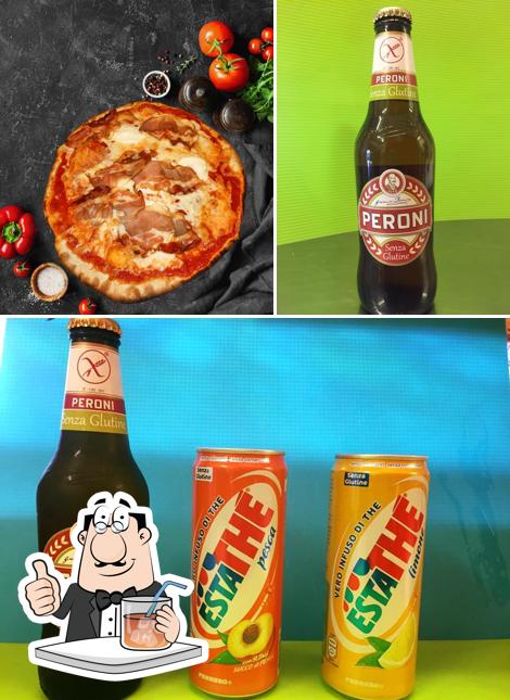 La foto di bevanda e pizza da Telepizza Viareggio