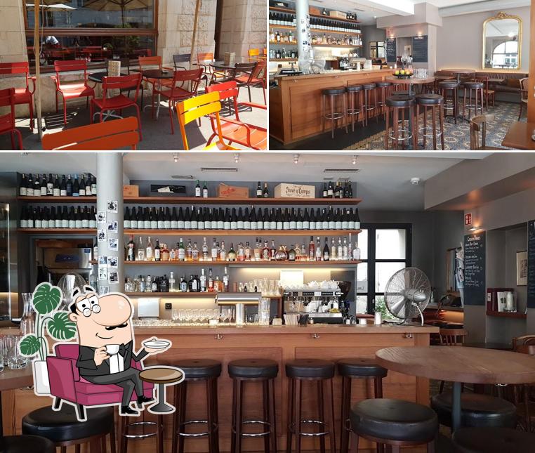 Siediti a un tavolo di Consum Weinbar