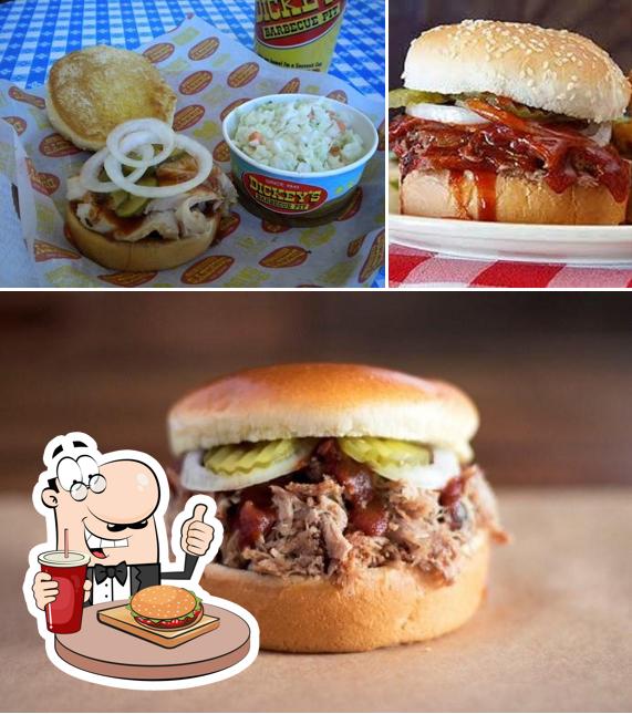 Tómate una hamburguesa en Dickey's Barbecue Pit