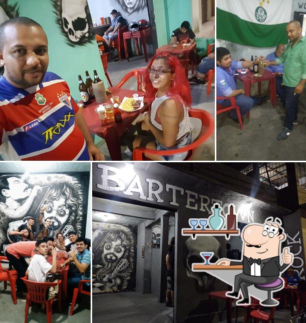 O interior do BARTERTOWN Rock Bar