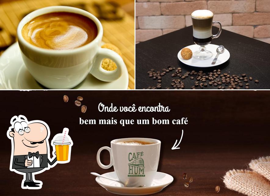 Desfrute de um drinque no Café Hum