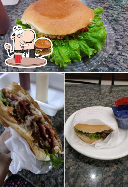 Delicie-se com um hambúrguer no Faculdade do Lanche