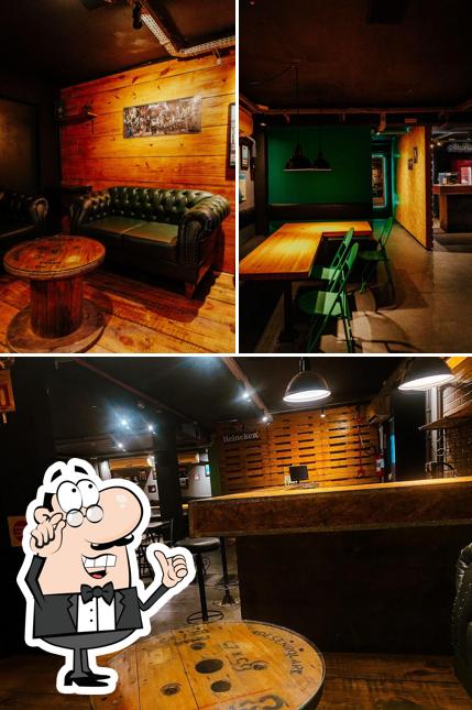 Esta é a ilustração ilustrando interior e balcão de bar no LEPRECHAUN'S LAIR PUB