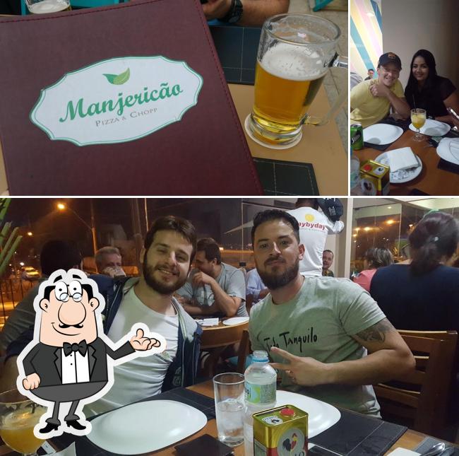 Entre diversos coisas, interior e comida podem ser encontrados no Manjericão Pizza Bar