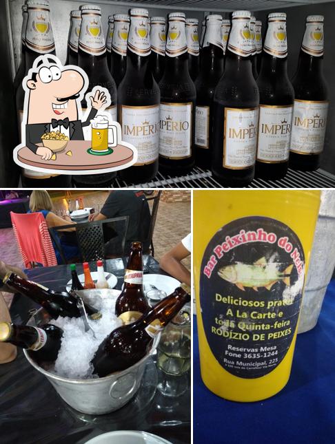 Desfute um copo de cerveja leve ou escura