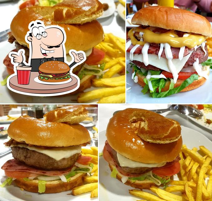 Try out a burger at RESTAURANTE CIBUS