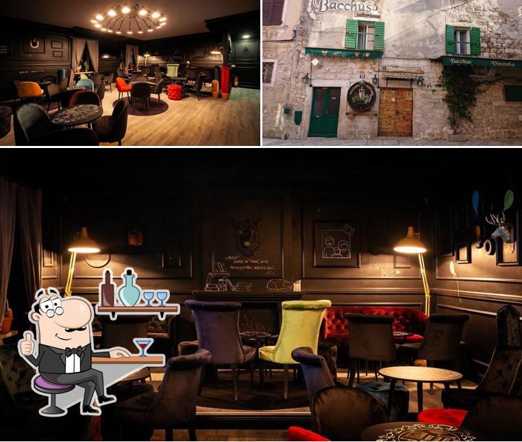 Siediti a un tavolo di Caffe Bar SOGGIORNO