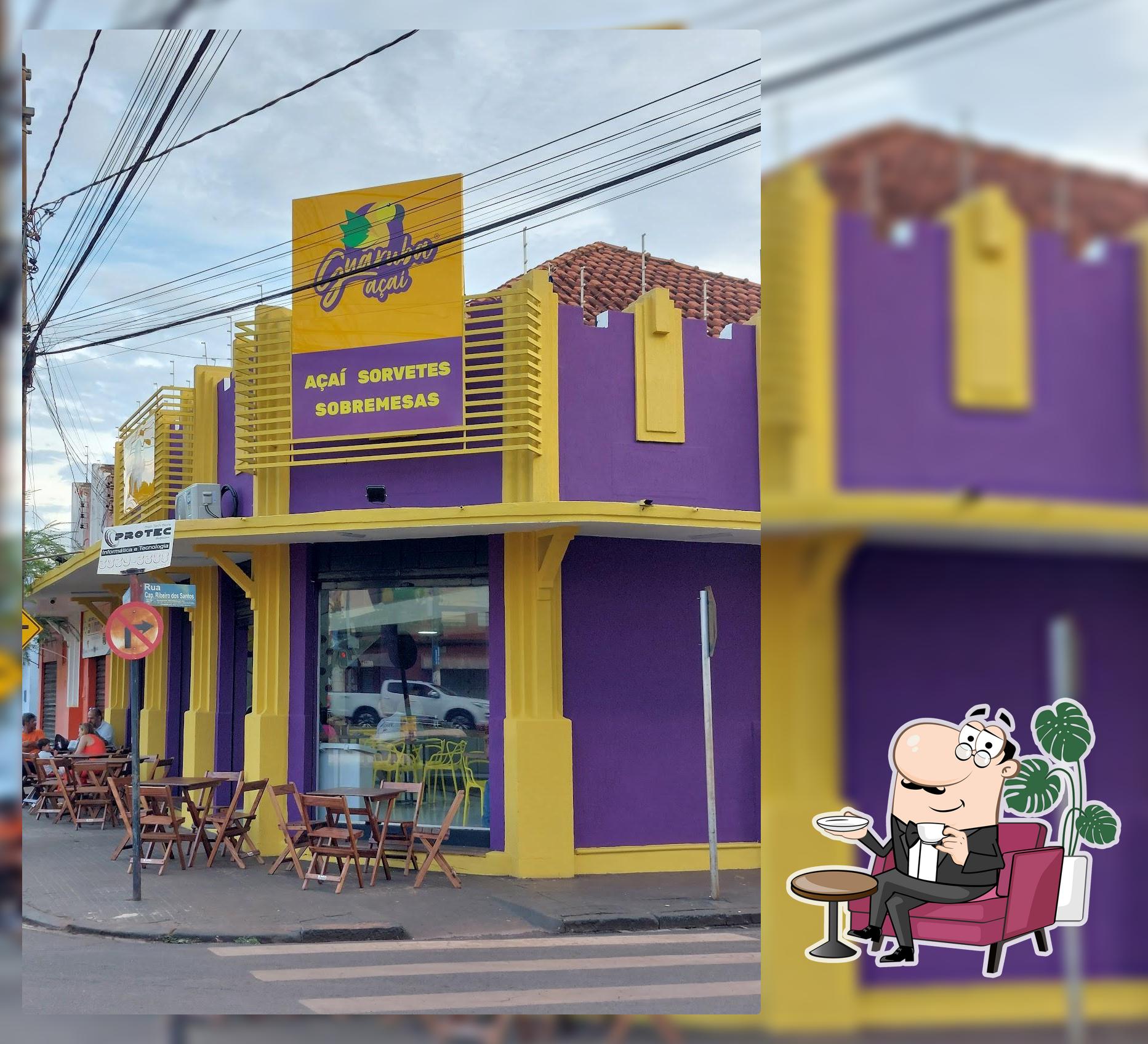 Sente em uma das mesas no Guaruba Açaí