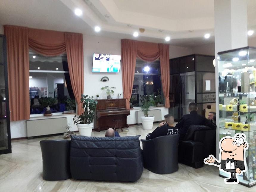 Siediti a un tavolo di Hotel Ventura