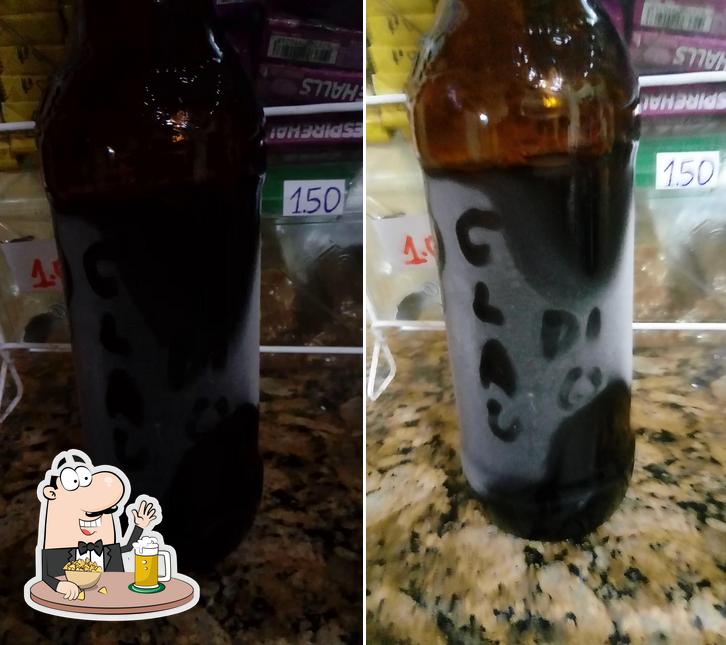 Desfute um copo de cerveja leve ou escura