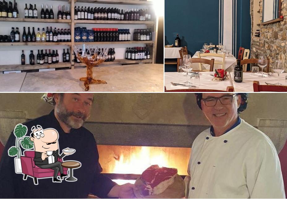 Guarda la foto che raffigura la interni e tavolo da pranzo di LosteriA