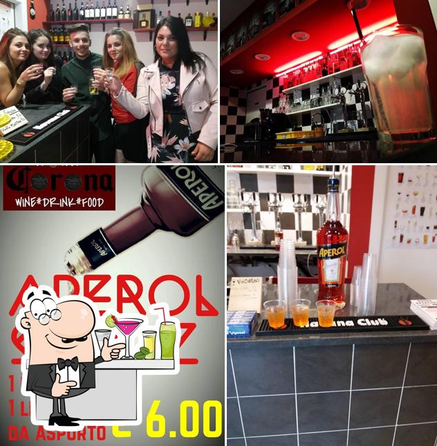 Guarda la foto che raffigura la bancone da bar e bevanda di Enoteca coronas