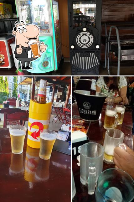 Você pode tomar uma tulipa de cerveja leve ou escura