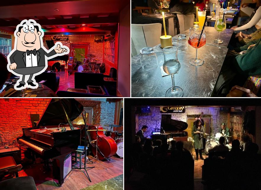 Installez-vous à l'une des tables de Gregory’s Jazz Club