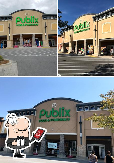 The exterior of Publix Super Market at Magnolia Plaza