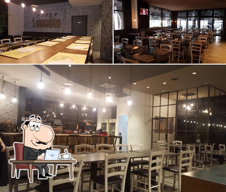 Siediti a un tavolo di Sausalito Ristorante Pizzeria