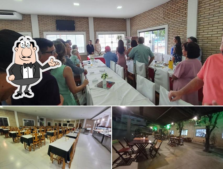 Sente em uma das mesas no Churrascaria Pequeno Segredo