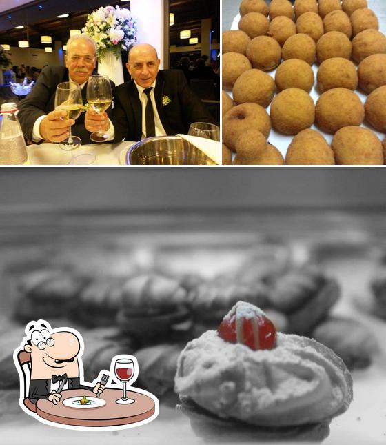La foto di cibo e interni da Bar Centrale