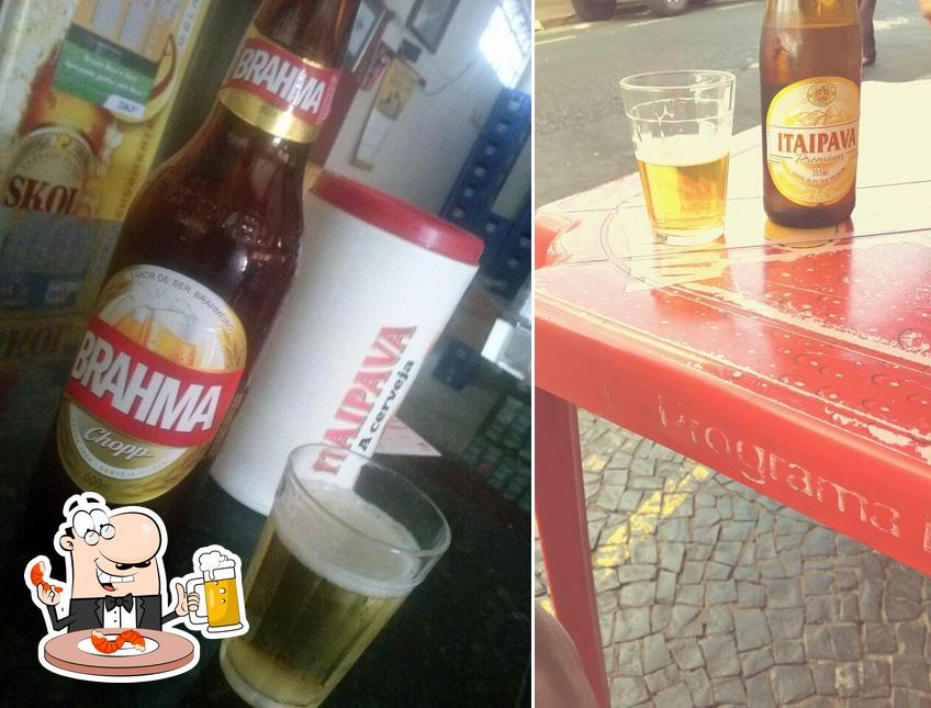 Desfute uma tulipa de cerveja leve ou escura