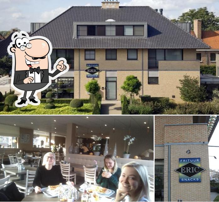 La extérieur et table à manger du restaurant