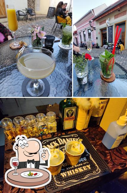Voici la photo affichant la nourriture et de l'alcool sur Mug's coffee&cocktails
