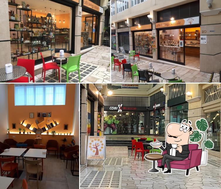 Dai un'occhiata agli interni di Tertulia caffè bottega solidale