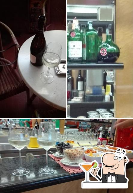 Guarda la foto che raffigura la bevanda e cibo di Bar Hotel Caprice