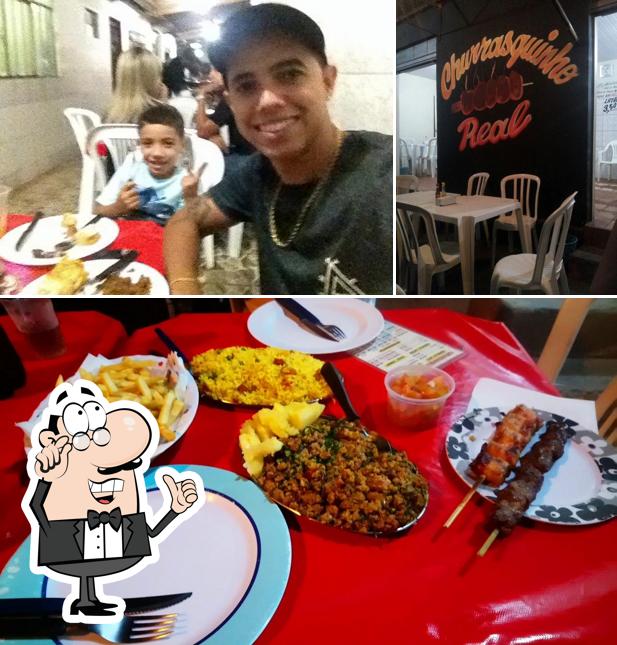 Entre diversos coisas, interior e comida podem ser encontrados no Churrasquinho Real